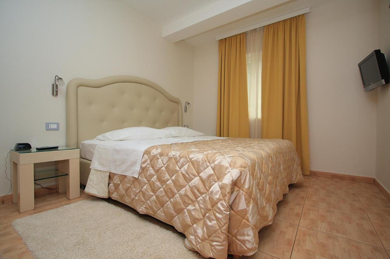 Aparthotel Natalia Подгора Экстерьер фото
